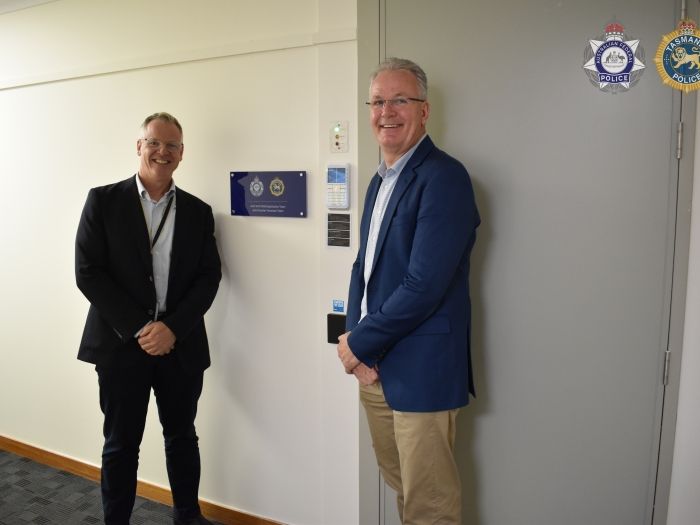 AFP Commander Nick Read (L) AFP Assistant Commissioner Hans Koendrerink (R)