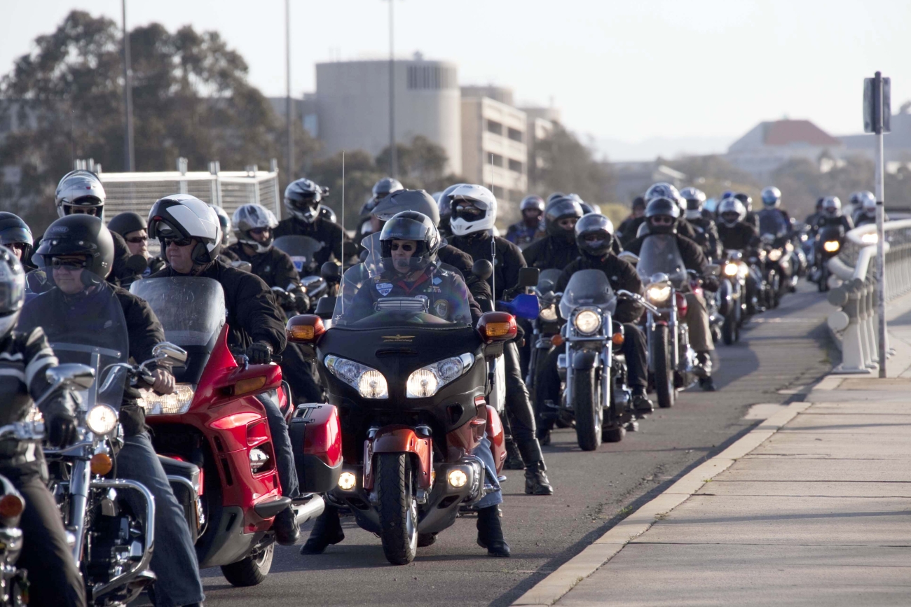 The Wall to Wall riders crossing King’s Avenue bridge AFPM11834