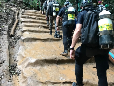 Rescuers carried 46 kilos of dive gear and air tanks on their backs (AFPM11888)