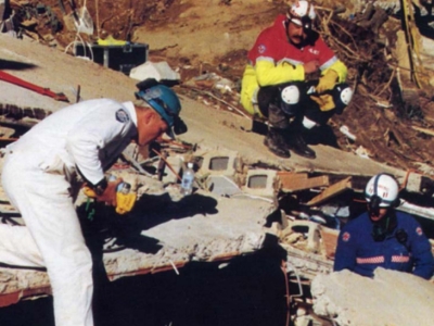 AFP Rescue team member Peter Davis is seen here positioned ready to assist with the successful extraction of Stuart Diver from the rubble of the landslide. Photo courtesy of Mick Travers.